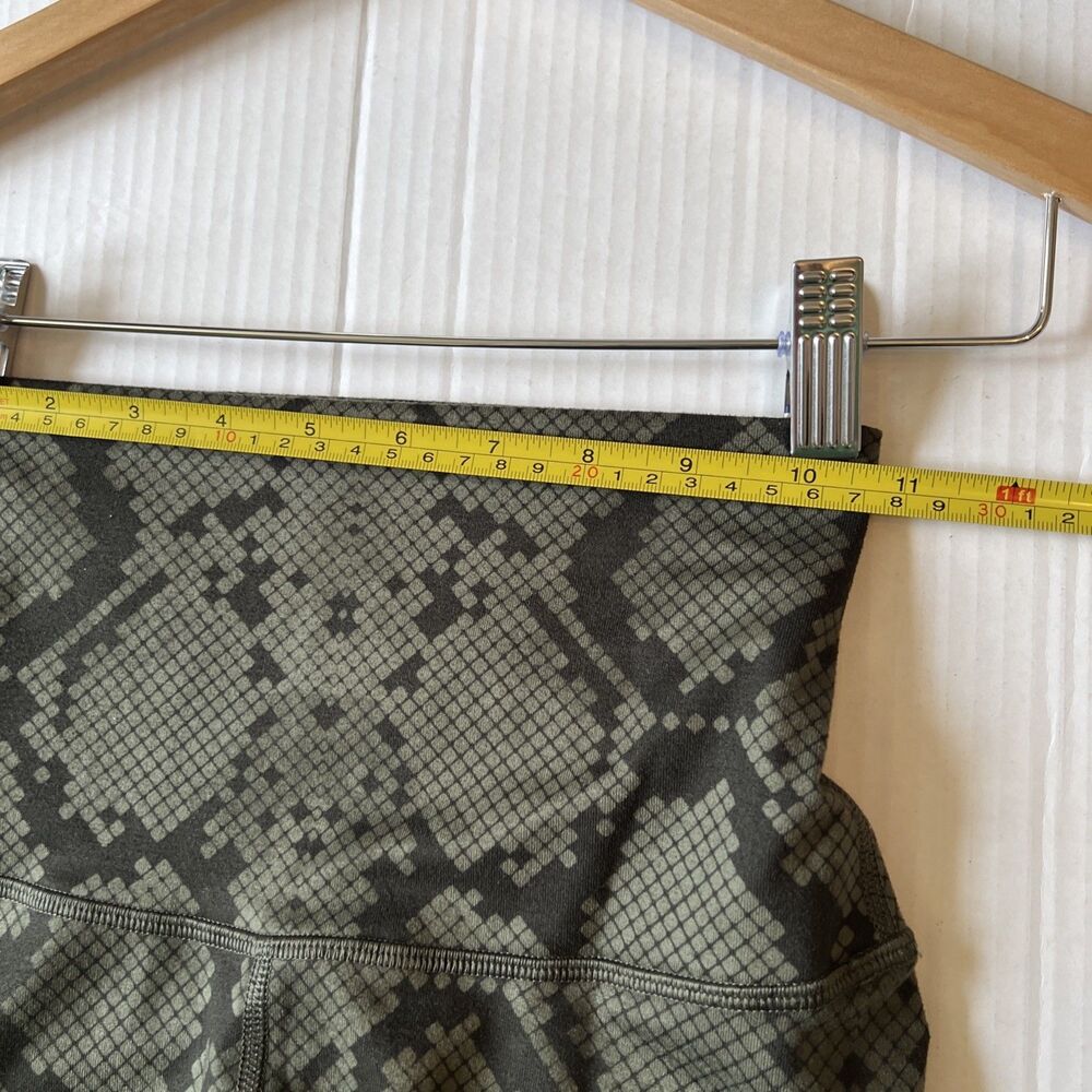 Lululemon Size 2 Army Green Black Snake Print Crop Leggings EXCELLENT - Picture 8 of 11